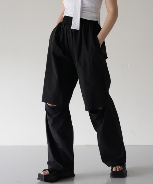 Uenui（ウニュイ）の「【ZOZO限定】ひざ オープン スリット ナイロンパンツ（その他パンツ・レディース・ブルー/ブラック・FREE）」の7枚目の写真