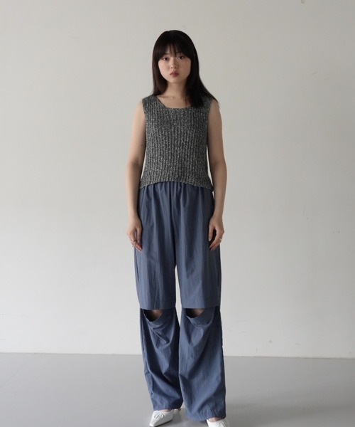 Uenui（ウニュイ）の「【ZOZO限定】ひざ オープン スリット ナイロンパンツ（その他パンツ・レディース・ブルー/ブラック・FREE）」の9枚目の写真