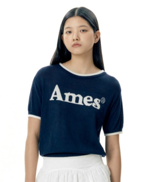 AMESWORLDWIDE（アメスワールドワイド）の「A'GEM/9 × .kom 『韓国ブランドセレクト/韓国ブランドセレクト』 BASIC LOGO KNIT/ロゴニット①（ニット/セーター・メンズ・ブルー/アイボリー/ネイビー・FREE）」の2枚目の写真
