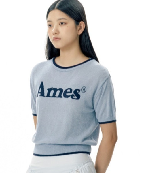 AMESWORLDWIDE（アメスワールドワイド）の「A'GEM/9 × .kom 『韓国ブランドセレクト/韓国ブランドセレクト』 BASIC LOGO KNIT/ロゴニット①（ニット/セーター・メンズ・ブルー/アイボリー/ネイビー・FREE）」の10枚目の写真