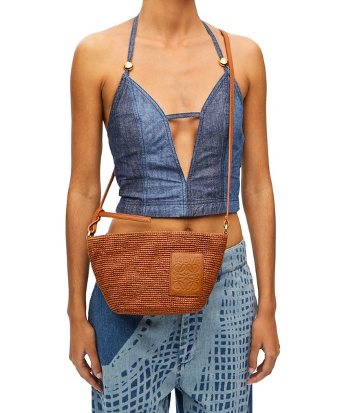 LOEWE（ロエベ）の「スリットポシェット バッグ（ラフィア&カーフ）（Tシャツ/カットソー・レディース・ブラウン系その他・ONE SIZE）」の2枚目の写真