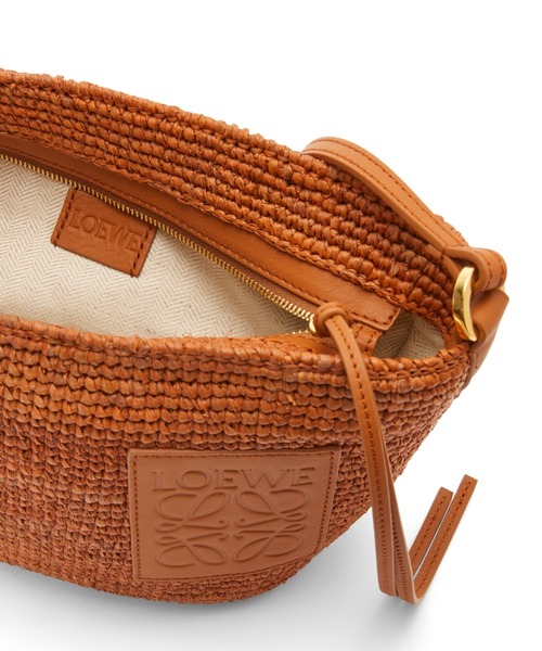 LOEWE（ロエベ）の「スリットポシェット バッグ（ラフィア