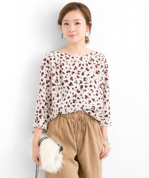 URBAN RESEARCH（アーバンリサーチ）の「UR ランダムアニマルプリントタックブラウス（シャツ/ブラウス・レディース・アイボリー/ネイビー・FREE）」の2枚目の写真