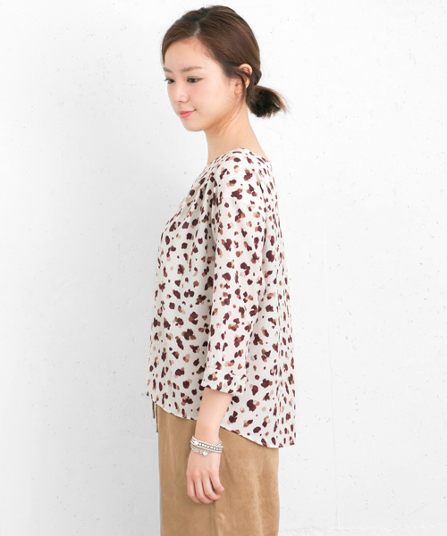 URBAN RESEARCH（アーバンリサーチ）の「UR ランダムアニマルプリントタックブラウス（シャツ/ブラウス・レディース・アイボリー/ネイビー・FREE）」の11枚目の写真