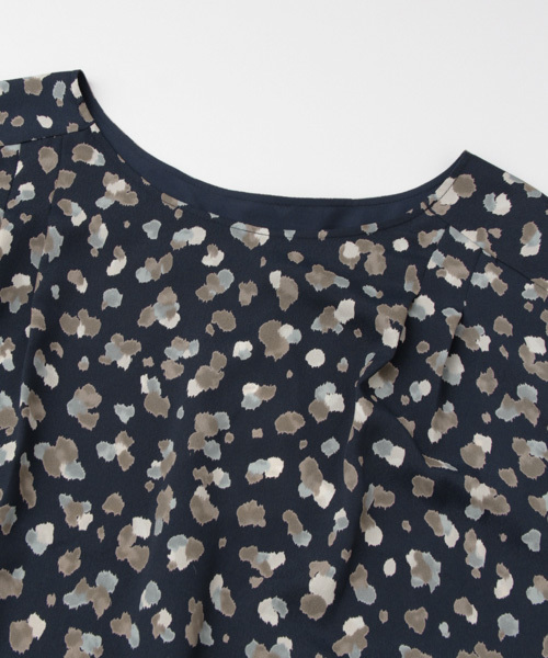 URBAN RESEARCH（アーバンリサーチ）の「UR ランダムアニマルプリントタックブラウス（シャツ/ブラウス・レディース・アイボリー/ネイビー・FREE）」の13枚目の写真