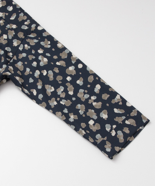 URBAN RESEARCH（アーバンリサーチ）の「UR ランダムアニマルプリントタックブラウス（シャツ/ブラウス・レディース・アイボリー/ネイビー・FREE）」の3枚目の写真