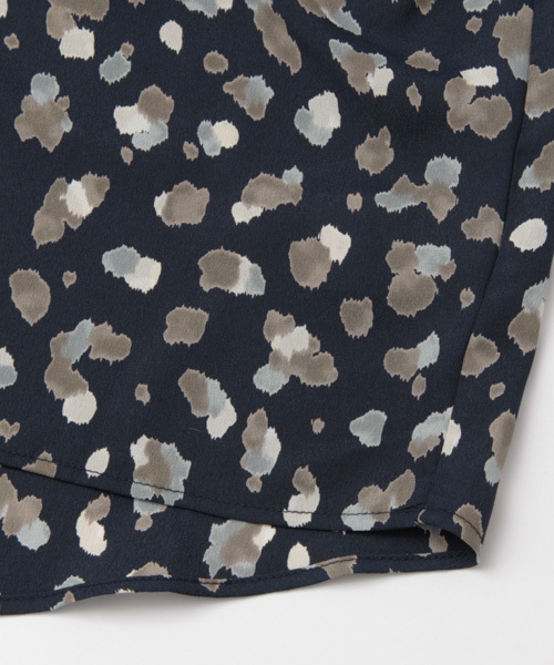 URBAN RESEARCH（アーバンリサーチ）の「UR ランダムアニマルプリントタックブラウス（シャツ/ブラウス・レディース・アイボリー/ネイビー・FREE）」の5枚目の写真