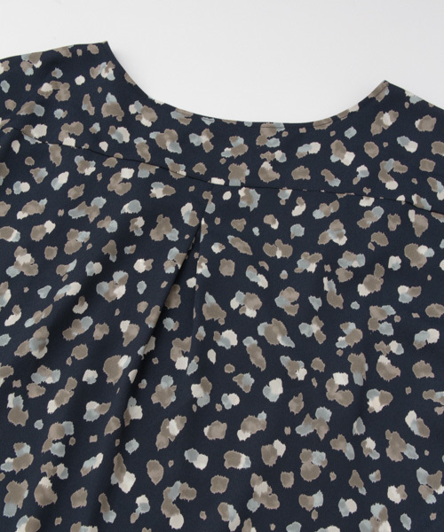 URBAN RESEARCH（アーバンリサーチ）の「UR ランダムアニマルプリントタックブラウス（シャツ/ブラウス・レディース・アイボリー/ネイビー・FREE）」の6枚目の写真