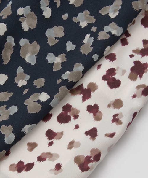 URBAN RESEARCH（アーバンリサーチ）の「UR ランダムアニマルプリントタックブラウス（シャツ/ブラウス・レディース・アイボリー/ネイビー・FREE）」の7枚目の写真