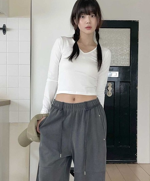 muahmuah（ムーアムーア）の「A'GEM/9 × .kom 『muah muah/ムーアムーア』 LOGO STITCH V-NECK LONG SLEEVE/ロゴステッチVネックロングシャツ（Tシャツ/カットソー・レディース・ブラック/ホワイト/ブルー・FREE）」の6枚目の写真