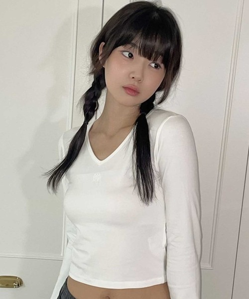 muahmuah（ムーアムーア）の「A'GEM/9 × .kom 『muah muah/ムーアムーア』 LOGO STITCH V-NECK LONG SLEEVE/ロゴステッチVネックロングシャツ（Tシャツ/カットソー・レディース・ブラック/ホワイト/ブルー・FREE）」の4枚目の写真