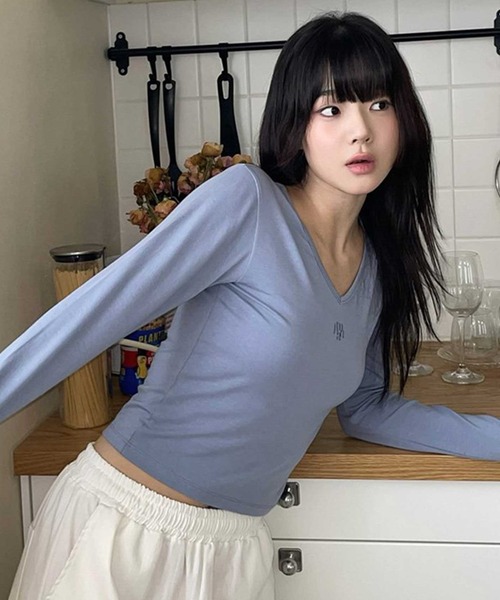 muahmuah（ムーアムーア）の「A'GEM/9 × .kom 『muah muah/ムーアムーア』 LOGO STITCH V-NECK LONG SLEEVE/ロゴステッチVネックロングシャツ（Tシャツ/カットソー・レディース・ブラック/ホワイト/ブルー・FREE）」の14枚目の写真