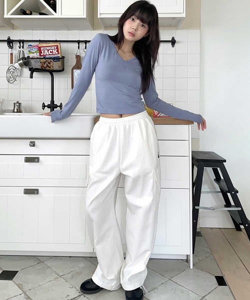 muahmuah（ムーアムーア）の「A'GEM/9 × .kom 『muah muah/ムーアムーア』 LOGO STITCH V-NECK LONG SLEEVE/ロゴステッチVネックロングシャツ（Tシャツ/カットソー・レディース・ブラック/ホワイト/ブルー・FREE）」の15枚目の写真