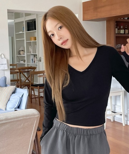 muahmuah（ムーアムーア）の「A'GEM/9 × .kom 『muah muah/ムーアムーア』 LOGO STITCH V-NECK LONG SLEEVE/ロゴステッチVネックロングシャツ（Tシャツ/カットソー・レディース・ブラック/ホワイト/ブルー・FREE）」の9枚目の写真