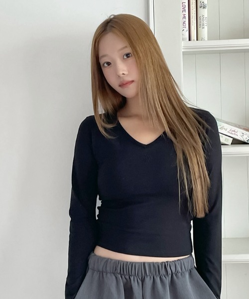 muahmuah（ムーアムーア）の「A'GEM/9 × .kom 『muah muah/ムーアムーア』 LOGO STITCH V-NECK LONG SLEEVE/ロゴステッチVネックロングシャツ（Tシャツ/カットソー・レディース・ブラック/ホワイト/ブルー・FREE）」の8枚目の写真