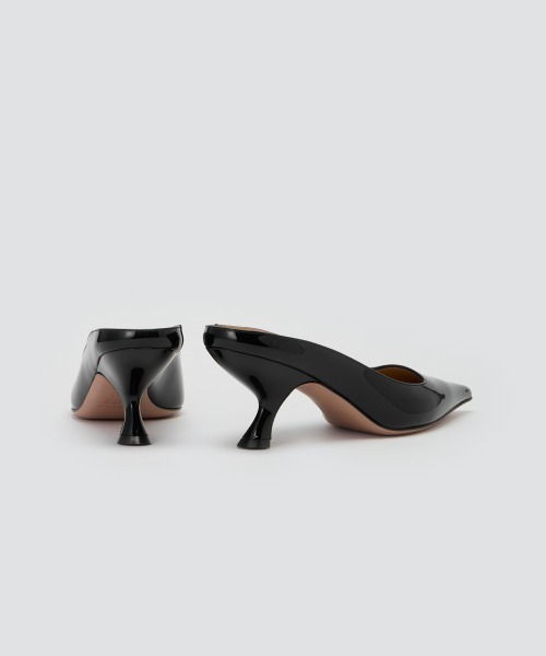 PELLICO（ペリーコ）の「CUORE エナメルミュール 6.5cm BLACK