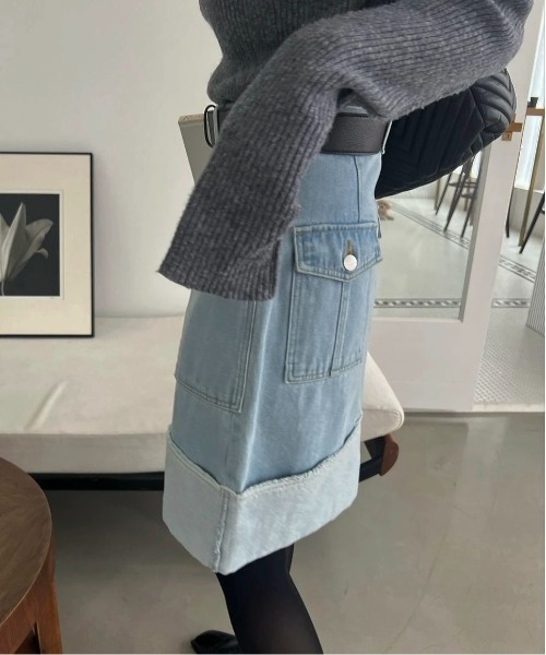WILLFULLY(ウィルフリー)の「roll up hem various pocket mini SK(デニムスカート・レディース・ホワイト/ライトブルー/ブラック・M/S)」の4枚目の写真