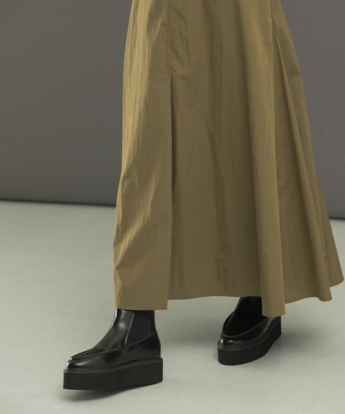 URBAN RESEARCH ROSSO WOMEN(アーバンリサーチ ロッソ)の「タフタロングフレアスカート(スカート・レディース・ライトベージュ/イエロー系その他・36/38)」の14枚目の写真