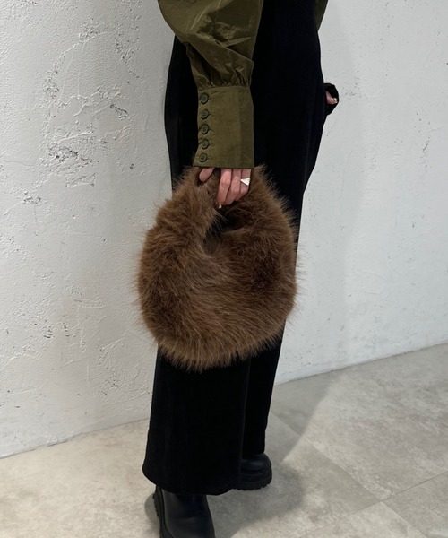 kutir（クティール）の「kutirlune／ファーバッグ（ハンドバッグ・レディース・グリーン/ライトグレー/ピンク/ブラウン/ベージュ/オフホワイト/ブルー/ブラック・FREE）」の5枚目の写真