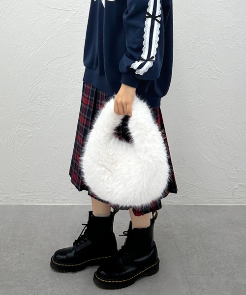 kutir（クティール）の「kutirlune／ファーバッグ（ハンドバッグ・レディース・グリーン/ライトグレー/ピンク/ブラウン/ベージュ/オフホワイト/ブルー/ブラック・FREE）」の2枚目の写真