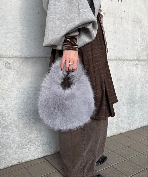 kutir（クティール）の「kutirlune／ファーバッグ（ハンドバッグ・レディース・グリーン/ライトグレー/ピンク/ブラウン/ベージュ/オフホワイト/ブルー/ブラック・FREE）」の4枚目の写真