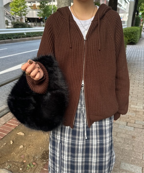 kutir（クティール）の「kutirlune／ファーバッグ（ハンドバッグ・レディース・グリーン/ライトグレー/ピンク/ブラウン/ベージュ/オフホワイト/ブルー/ブラック・FREE）」の3枚目の写真