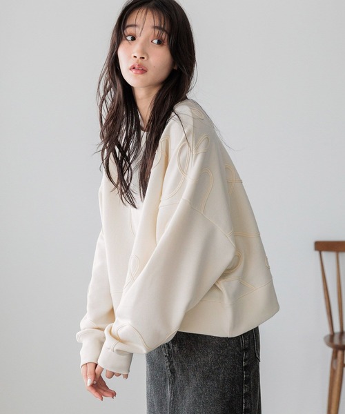 LOWRYS FARM(ローリーズファーム)の「エンブロイダリーウラケプルオーバー 282987(スウェット・レディース・ブラック/アイボリー/グレー・SHORT/LONG)」の14枚目の写真