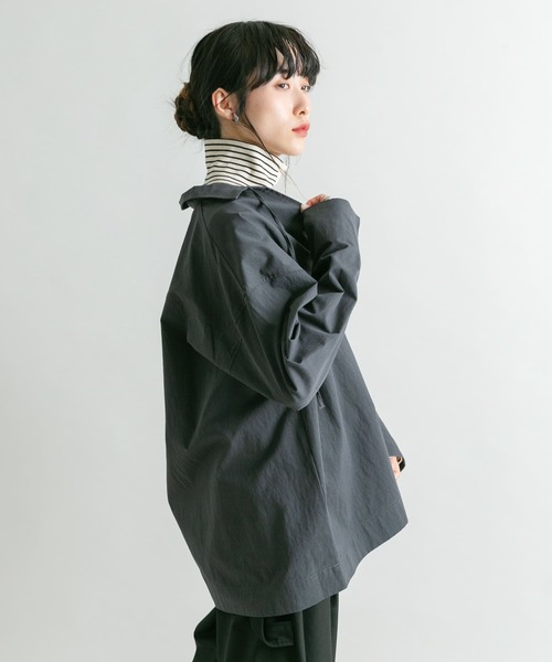 KBF(ケイビーエフ)の「スキッパーオーバーシャツ(シャツ/ブラウス・レディース・ベージュ/チャコールグレー/オフホワイト・ONE)」の6枚目の写真