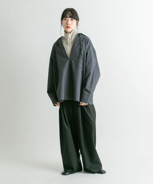 KBF(ケイビーエフ)の「スキッパーオーバーシャツ(シャツ/ブラウス・レディース・ベージュ/チャコールグレー/オフホワイト・ONE)」の9枚目の写真
