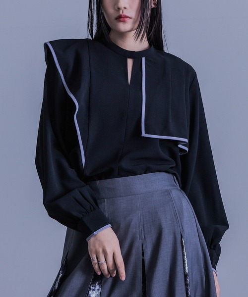 kOhAKU（コハク）の「『フリルヨークデザインシャツ』（シャツ/ブラウス・レディース・オフホワイト/ブラック・2/1）」の2枚目の写真