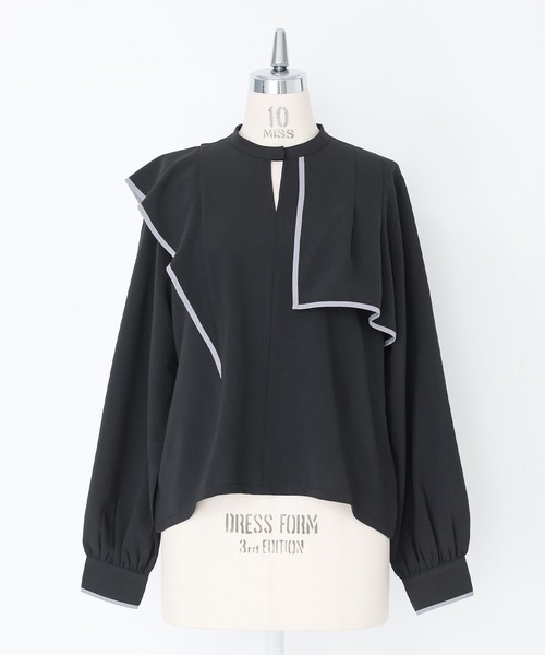 kOhAKU（コハク）の「『フリルヨークデザインシャツ』（シャツ/ブラウス・レディース・オフホワイト/ブラック・2/1）」の4枚目の写真