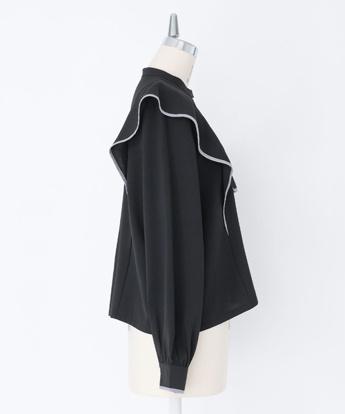 kOhAKU（コハク）の「『フリルヨークデザインシャツ』（シャツ/ブラウス・レディース・オフホワイト/ブラック・2/1）」の5枚目の写真