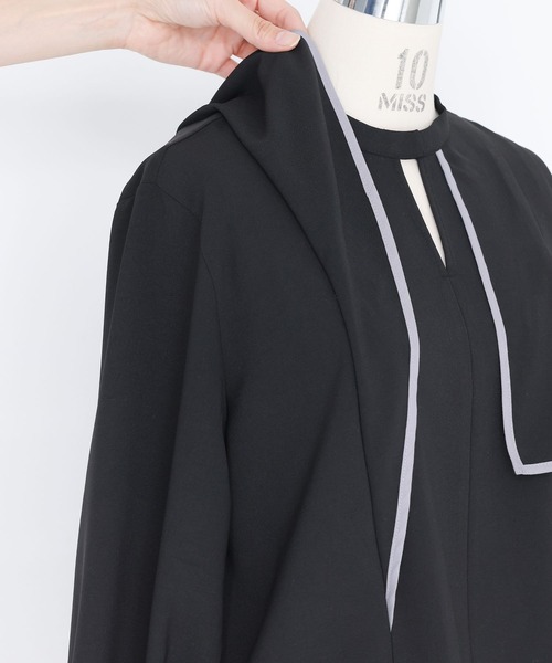 kOhAKU（コハク）の「『フリルヨークデザインシャツ』（シャツ/ブラウス・レディース・オフホワイト/ブラック・2/1）」の3枚目の写真