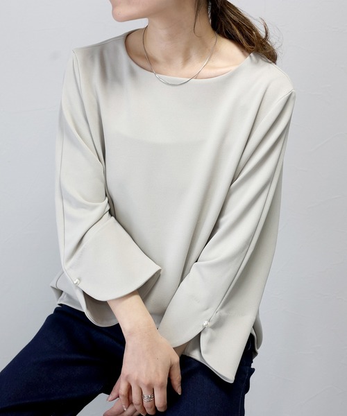 Aletta vita(アレッタビータ)の「袖スリットパールフレアブラウス(Tシャツ/カットソー・レディース・ブラック/ネイビー/ベージュ・FREE)」の1枚目の写真