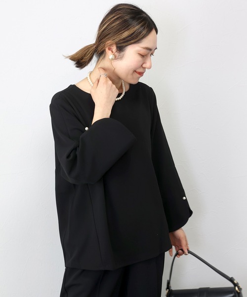 Aletta vita(アレッタビータ)の「袖スリットパールフレアブラウス(Tシャツ/カットソー・レディース・ブラック/ネイビー/ベージュ・FREE)」の2枚目の写真