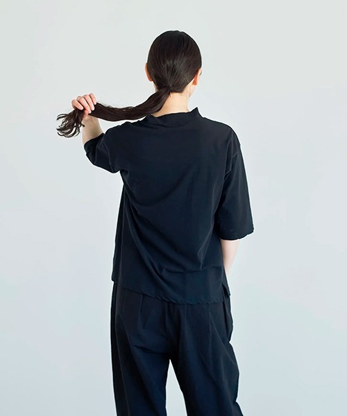 HAU(ハウ)の「トップス compact neck(Tシャツ/カットソー・レディース・ブラック/ホワイト/ブルー・MEDIUM)」の3枚目の写真