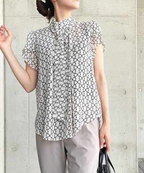 aquagarage(アクアガレージ)の「総柄シアーネックリボンブラウス(シャツ/ブラウス・レディース・ホワイト/ブラック・M/L)」の9枚目の写真
