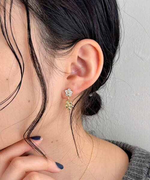 fredy emue(フレディエミュ)の「ビジュー&メタルフラワーピアス(ピアス(両耳用)・レディース・シルバー/ゴールド・FREE)」の1枚目の写真