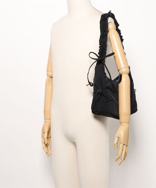 ammy.(エイミードット)の「【 ammy. / エイミードット 】 シャーリング ギャザー ナイロン ショルダーバッグ(ショルダーバッグ・レディース・アイボリー/ブラック・FREE)」の9枚目の写真