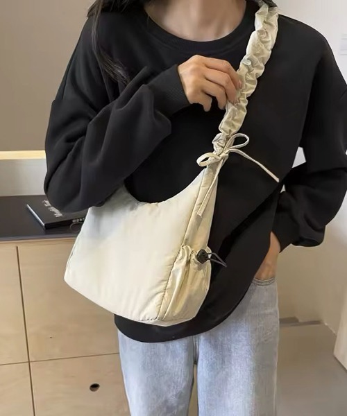 ammy.(エイミードット)の「【 ammy. / エイミードット 】 シャーリング ギャザー ナイロン ショルダーバッグ(ショルダーバッグ・レディース・アイボリー/ブラック・FREE)」の2枚目の写真