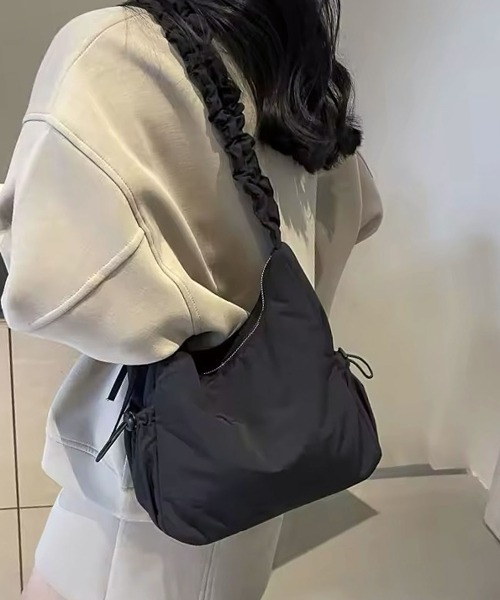 ammy.(エイミードット)の「【 ammy. / エイミードット 】 シャーリング ギャザー ナイロン ショルダーバッグ(ショルダーバッグ・レディース・アイボリー/ブラック・FREE)」の1枚目の写真