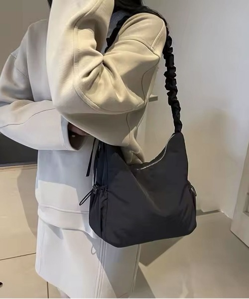 【TOTEME】シャーリングバッグ  ファッションエディター愛用 エディターのおしゃれムードボード】夏こそ”エッセンシャル