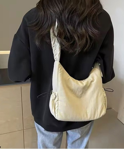 ammy.(エイミードット)の「【 ammy. / エイミードット 】 シャーリング ギャザー ナイロン ショルダーバッグ(ショルダーバッグ・レディース・アイボリー/ブラック・FREE)」の3枚目の写真