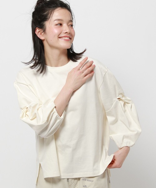niko and...(ニコアンド)の「ツイストスリーブデザインプルオーバー(Tシャツ/カットソー・レディース・レッド/ブラック/オフホワイト・MEDIUM/LARGE)」の1枚目の写真