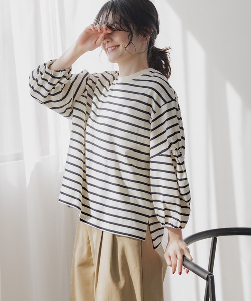 niko and...(ニコアンド)の「ツイストスリーブデザインプルオーバー(Tシャツ/カットソー・レディース・レッド/ブラック/オフホワイト・MEDIUM/LARGE)」の2枚目の写真