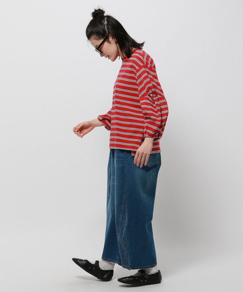 niko and...(ニコアンド)の「ツイストスリーブデザインプルオーバー(Tシャツ/カットソー・レディース・レッド/ブラック/オフホワイト・MEDIUM/LARGE)」の17枚目の写真