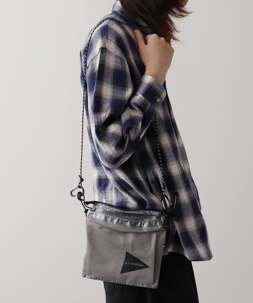 and wander（アンドワンダー）の「and wander/アンドワンダー UL sacoche サコッシュ 2026新作　再入荷（ショルダーバッグ・メンズ・チャコールグレー/グレー・FREE）」の3枚目の写真