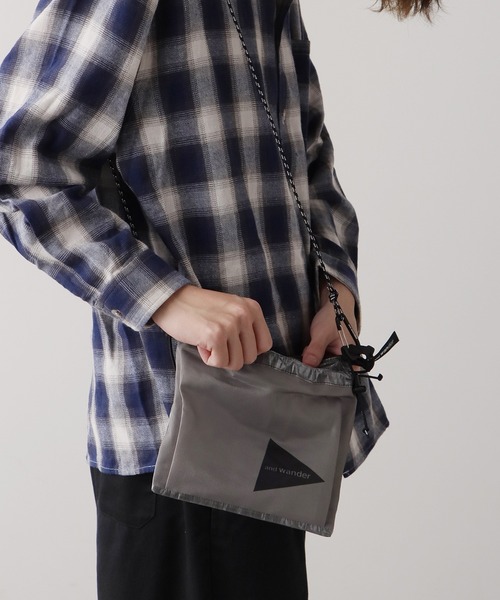 and wander（アンドワンダー）の「and wander/アンドワンダー UL sacoche サコッシュ 2026新作　再入荷（ショルダーバッグ・メンズ・チャコールグレー/グレー・FREE）」の4枚目の写真