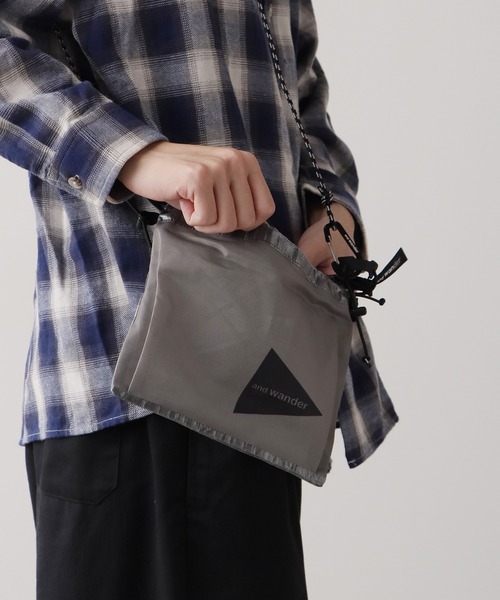 and wander（アンドワンダー）の「and wander/アンドワンダー UL sacoche サコッシュ 2026新作　再入荷（ショルダーバッグ・メンズ・チャコールグレー/グレー・FREE）」の5枚目の写真