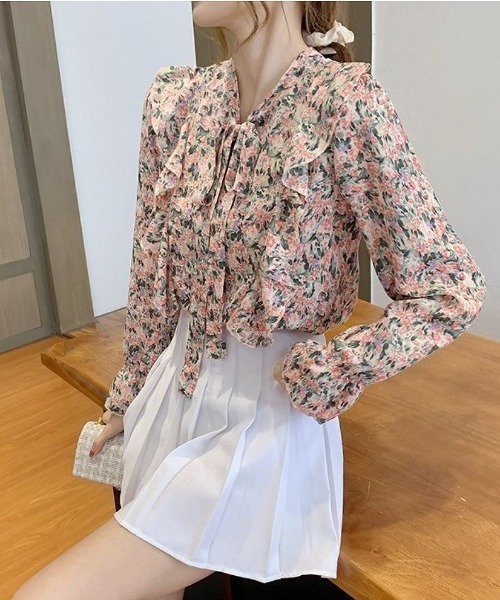 Forcement(フォースメント)の「レトロ花柄ボウタイデコルテブラウス(シャツ/ブラウス・レディース・ピンク/イエロー/パープル・ONESIZE)」の9枚目の写真